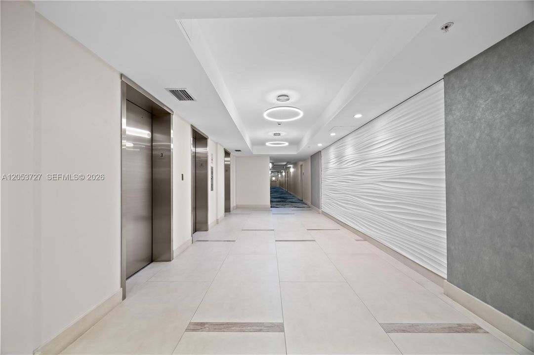 For Rent: $2,700 (1 beds, 1 baths, 883 Square Feet)