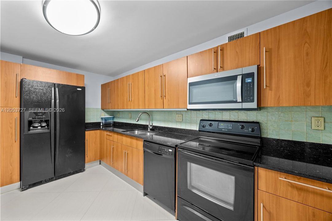 For Rent: $2,700 (1 beds, 1 baths, 883 Square Feet)
