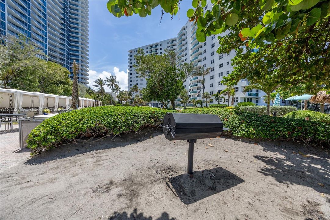 For Rent: $2,700 (1 beds, 1 baths, 883 Square Feet)