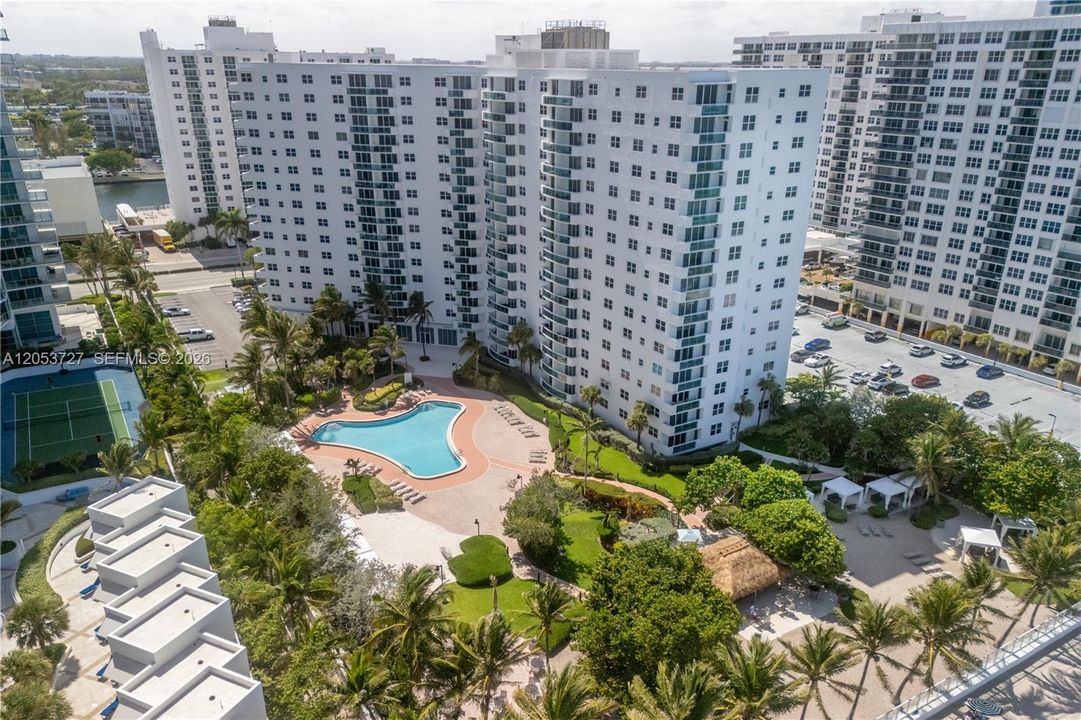 For Rent: $2,700 (1 beds, 1 baths, 883 Square Feet)