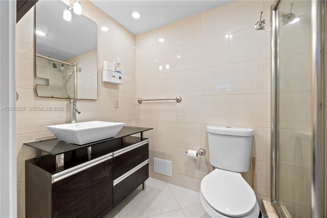 For Rent: $2,700 (1 beds, 1 baths, 883 Square Feet)
