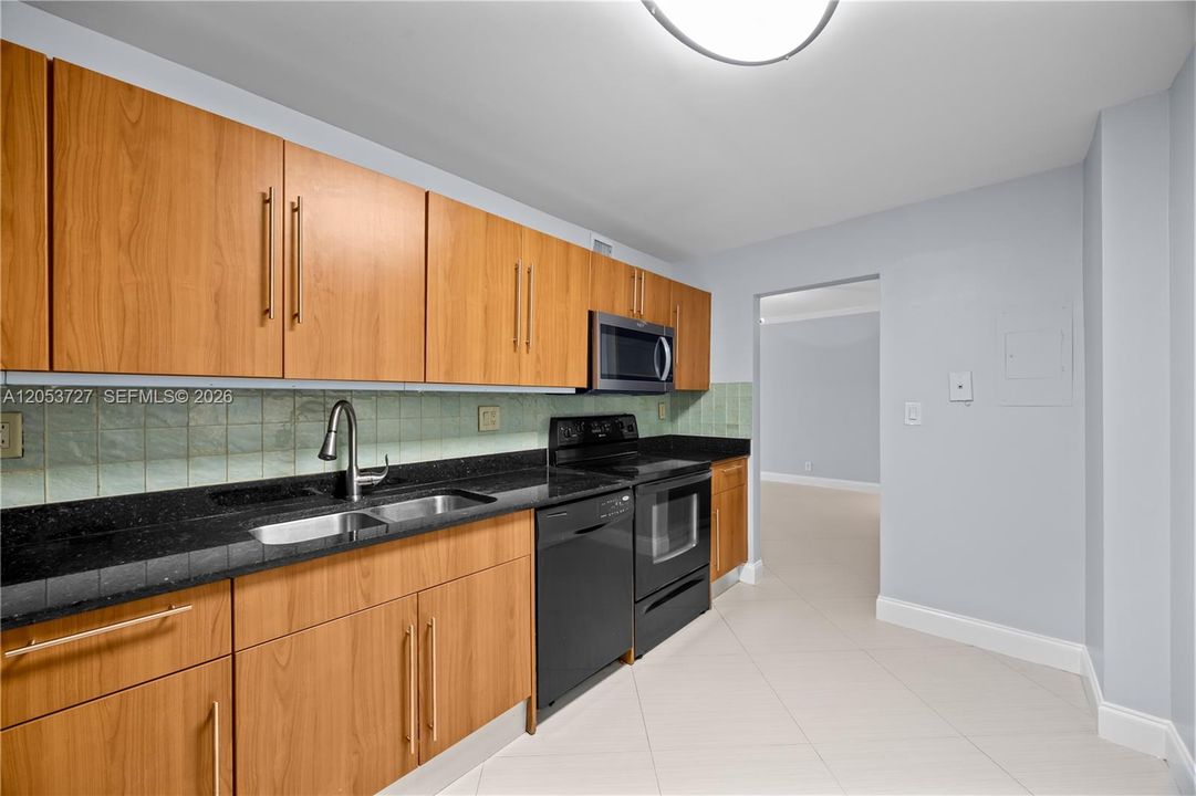 For Rent: $2,700 (1 beds, 1 baths, 883 Square Feet)