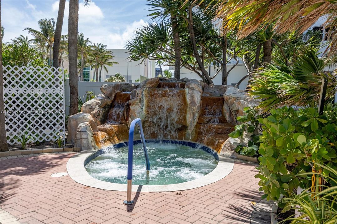 For Rent: $2,700 (1 beds, 1 baths, 883 Square Feet)