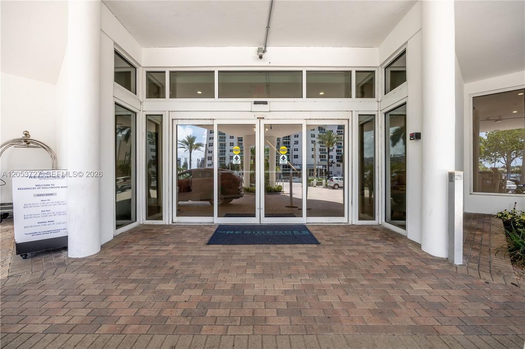 For Rent: $2,700 (1 beds, 1 baths, 883 Square Feet)