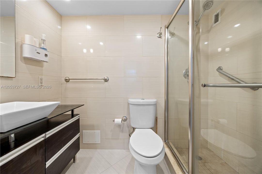 For Rent: $2,700 (1 beds, 1 baths, 883 Square Feet)