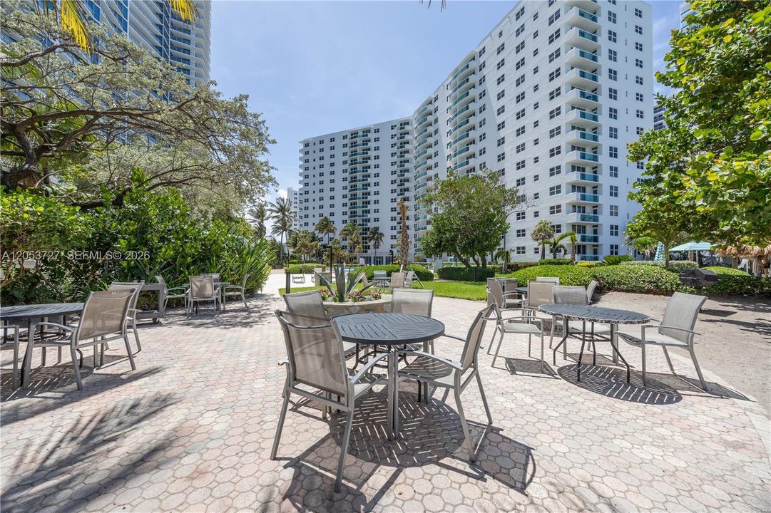 For Rent: $2,700 (1 beds, 1 baths, 883 Square Feet)