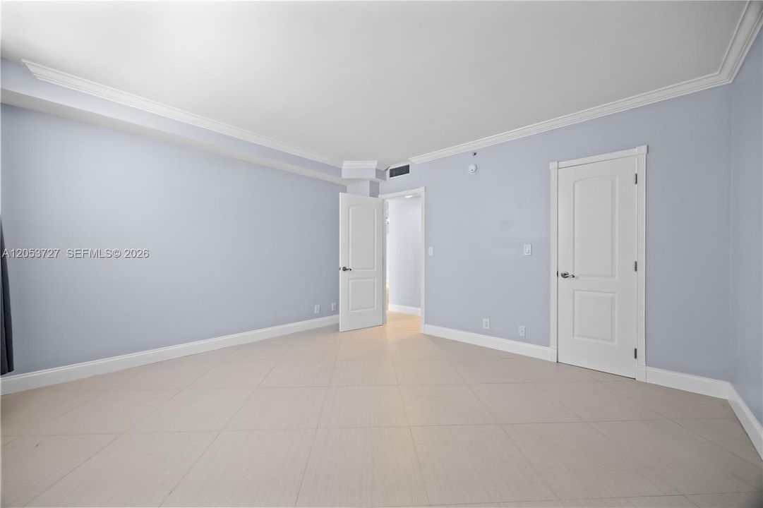 For Rent: $2,700 (1 beds, 1 baths, 883 Square Feet)
