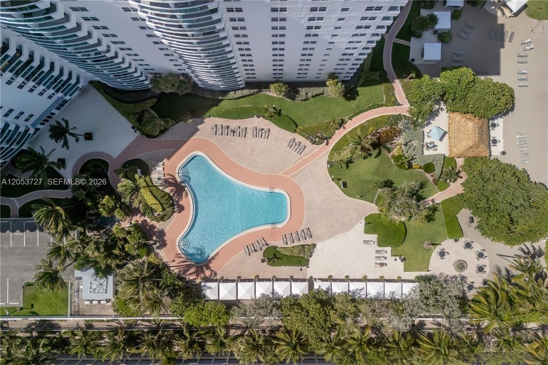 For Rent: $2,700 (1 beds, 1 baths, 883 Square Feet)