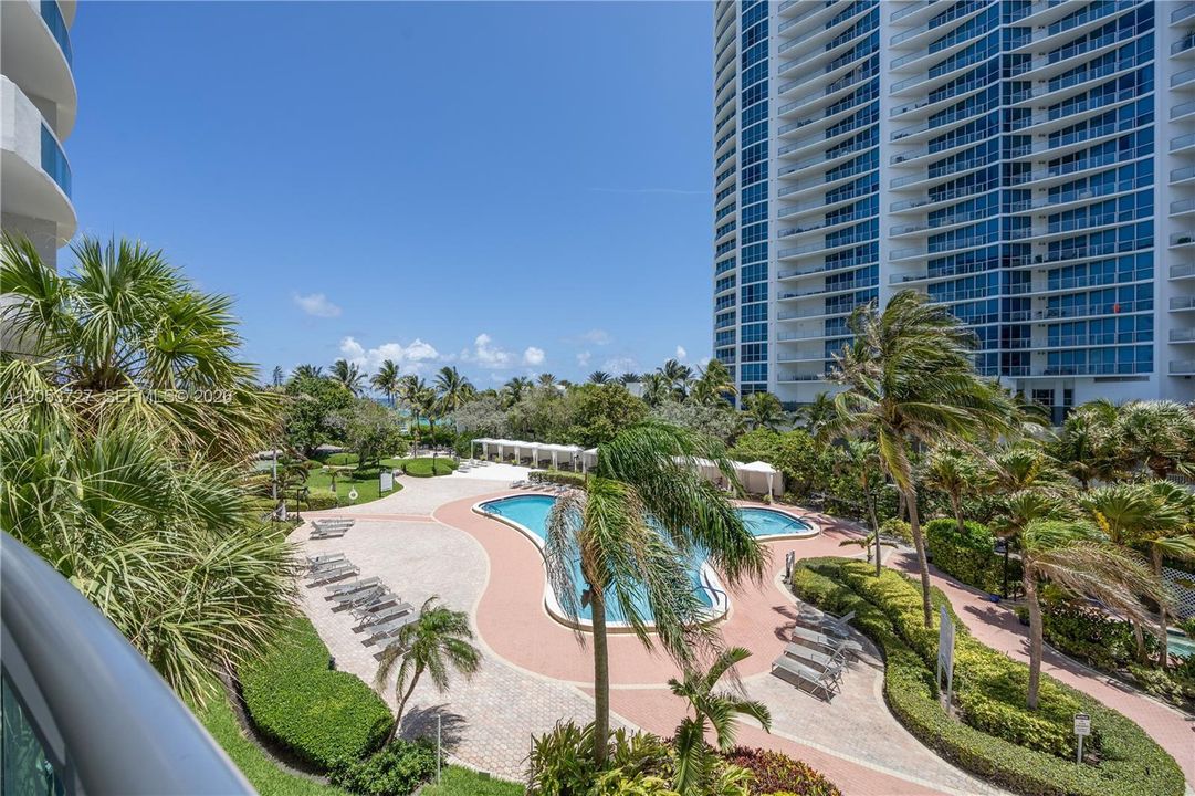 For Rent: $2,700 (1 beds, 1 baths, 883 Square Feet)