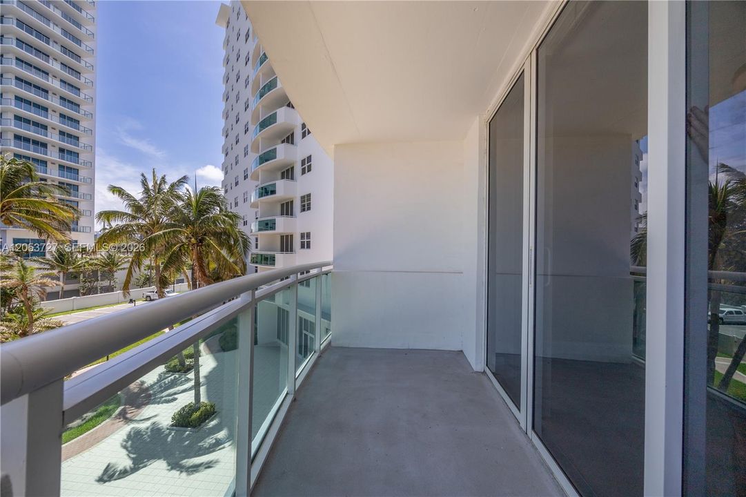 For Rent: $2,700 (1 beds, 1 baths, 883 Square Feet)