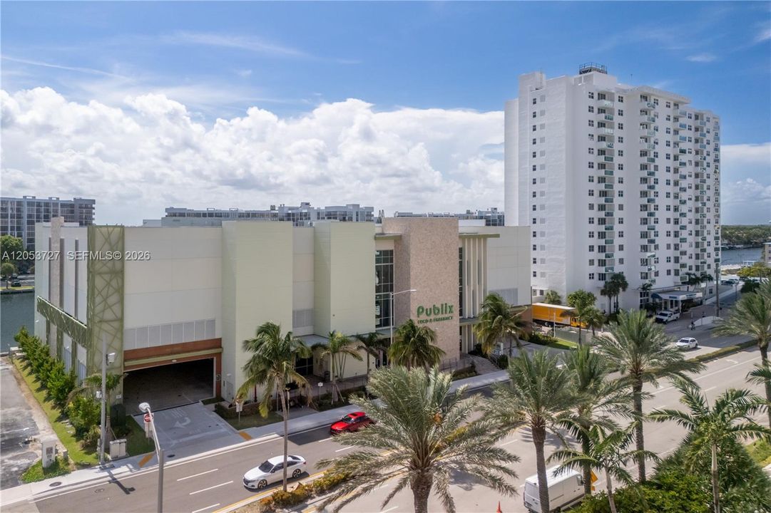 For Rent: $2,700 (1 beds, 1 baths, 883 Square Feet)