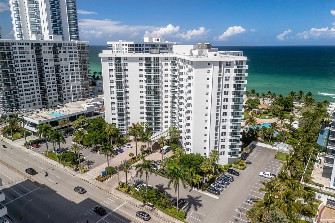 For Rent: $2,700 (1 beds, 1 baths, 883 Square Feet)