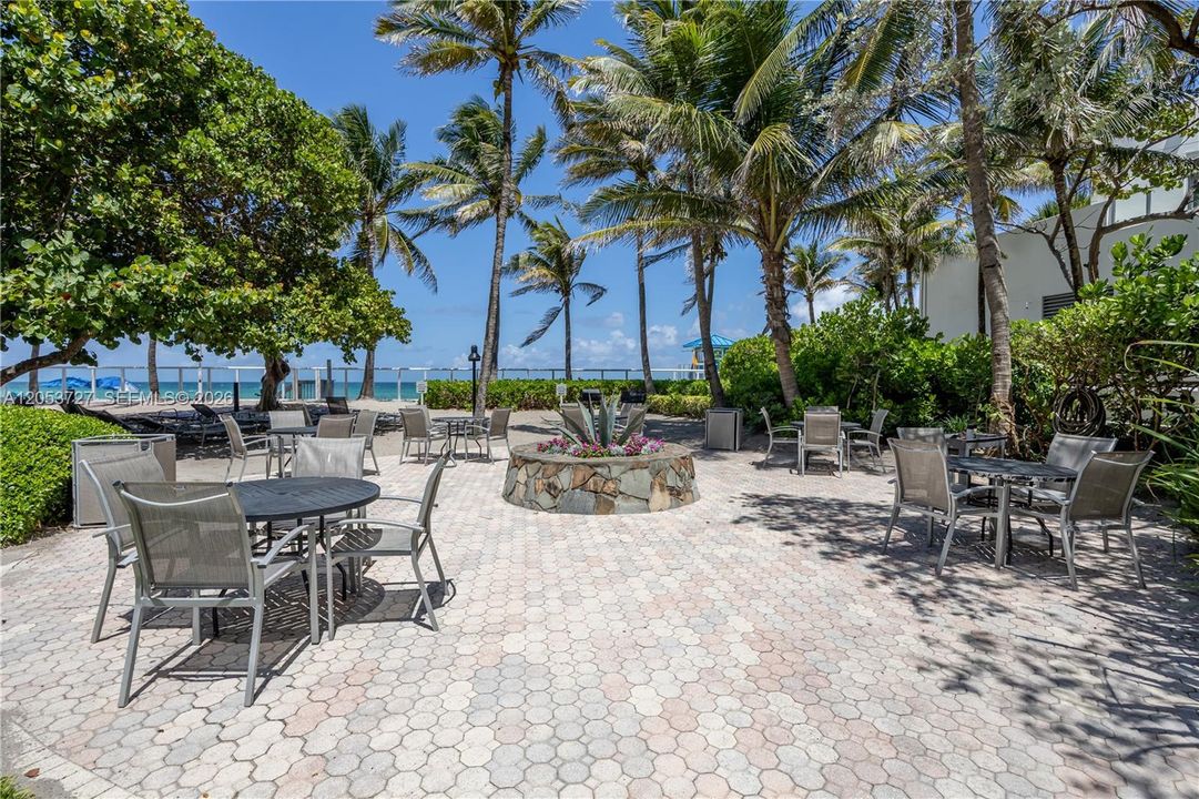 For Rent: $2,700 (1 beds, 1 baths, 883 Square Feet)