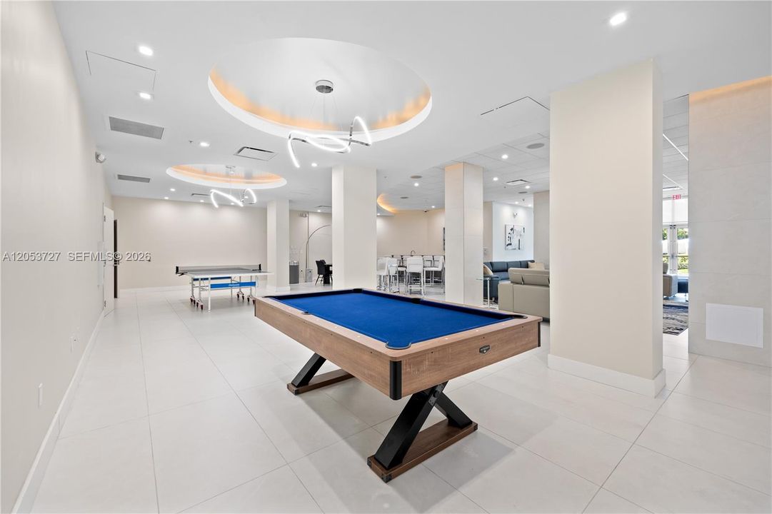 For Rent: $2,700 (1 beds, 1 baths, 883 Square Feet)