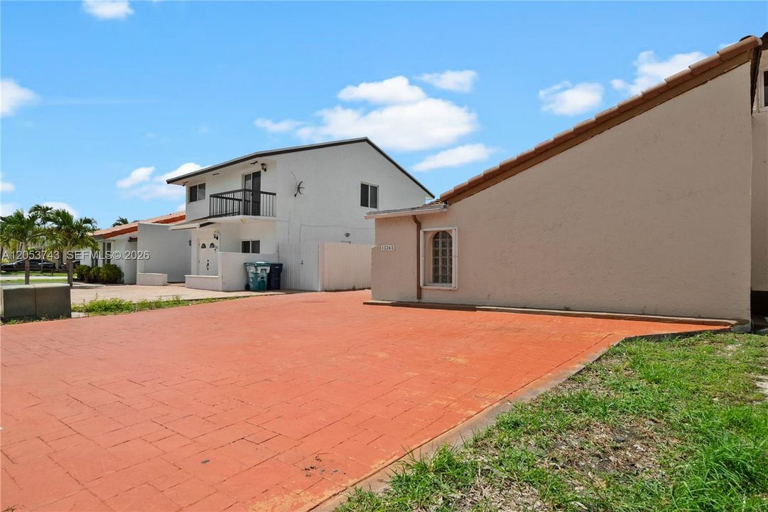 For Rent: $3,200 (3 beds, 2 baths, 1203 Square Feet)