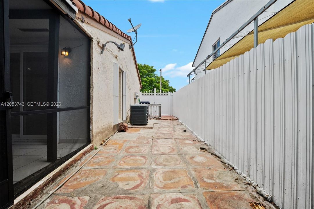 For Rent: $3,200 (3 beds, 2 baths, 1203 Square Feet)