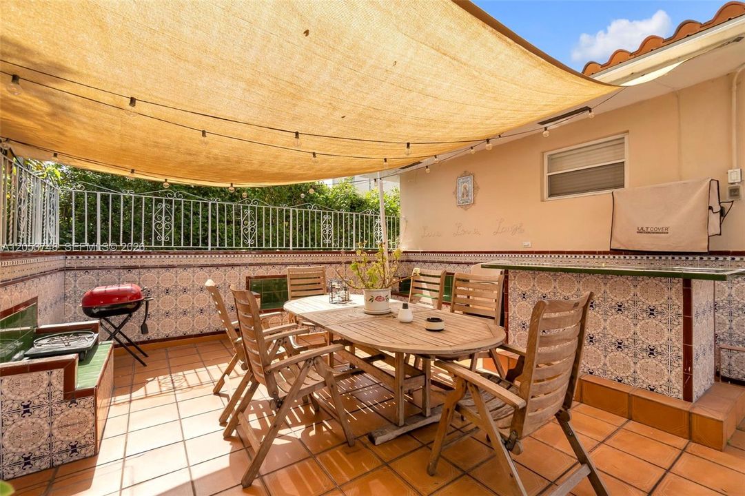 На продажу: $859,900 (3 спален, 2 ванн, 1403 Квадратных фут)