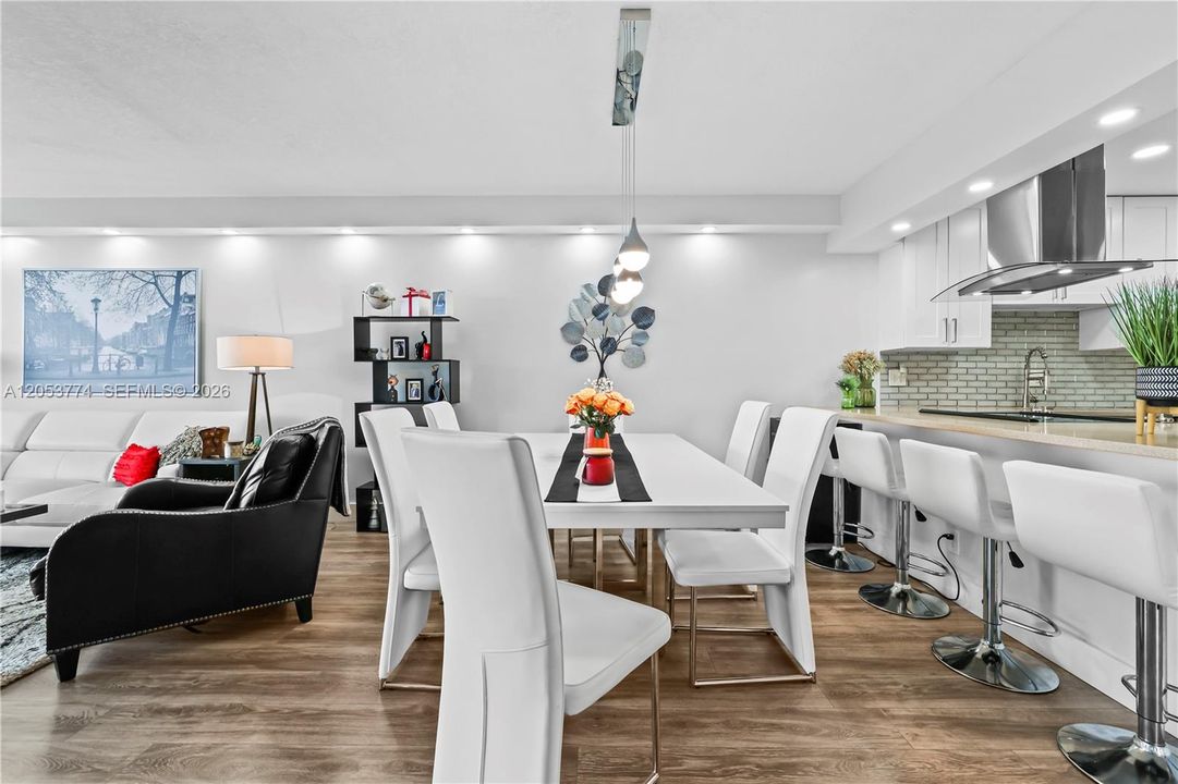 For Sale: $310,000 (3 beds, 2 baths, 1390 Square Feet)