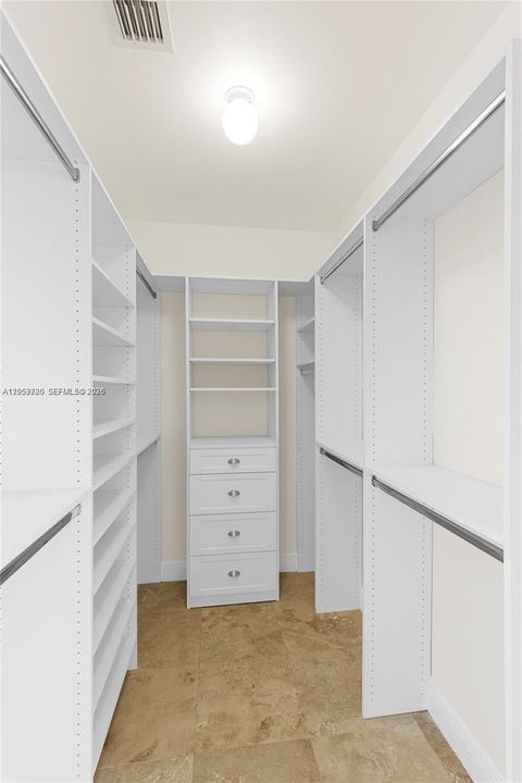 Main Bedroom Walk-In