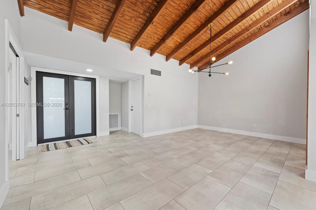 Под контрактом: $549,999 (2 спален, 2 ванн, 1383 Квадратных фут)