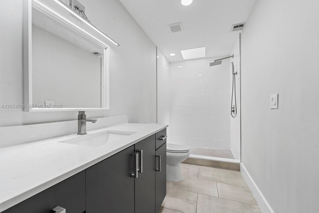 Под контрактом: $549,999 (2 спален, 2 ванн, 1383 Квадратных фут)