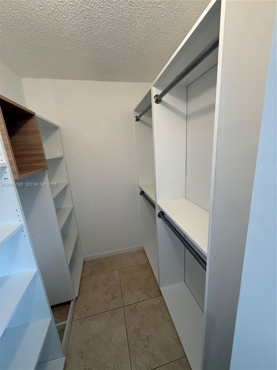 For Rent: $1,960 (2 beds, 1 baths, 749 Square Feet)