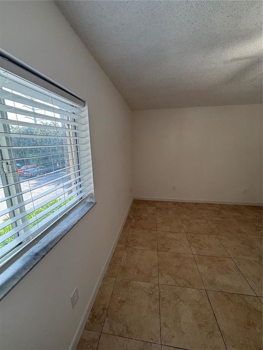 For Rent: $1,960 (2 beds, 1 baths, 749 Square Feet)