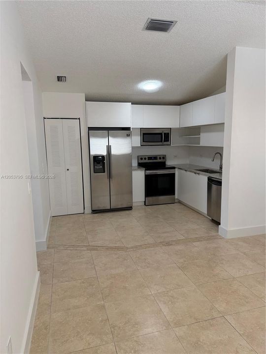 For Rent: $1,960 (2 beds, 1 baths, 749 Square Feet)