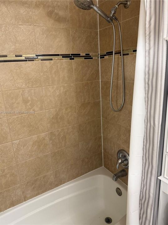 For Rent: $1,960 (2 beds, 1 baths, 749 Square Feet)