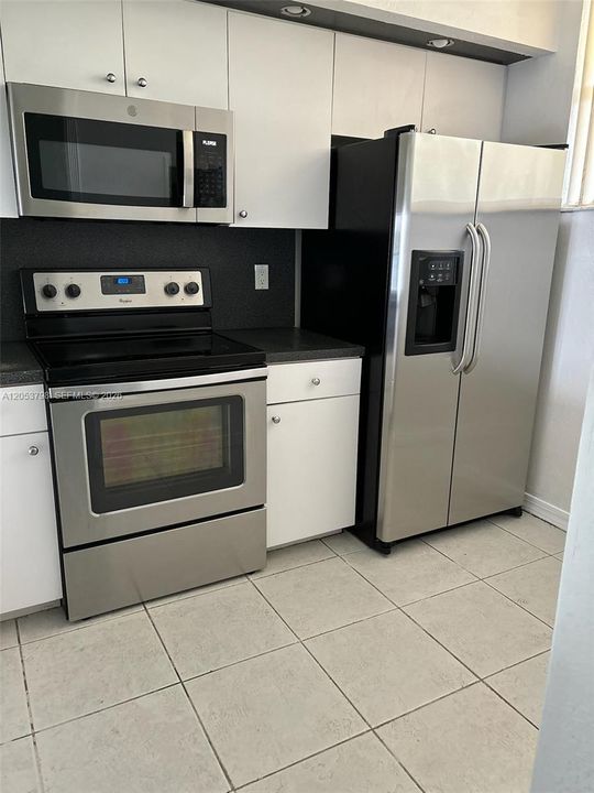 For Rent: $2,000 (2 beds, 2 baths, 920 Square Feet)