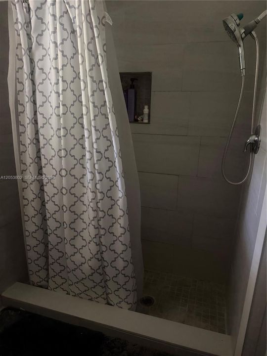 Bathroom for master bedroom in 440 sw 81 ave miami fl