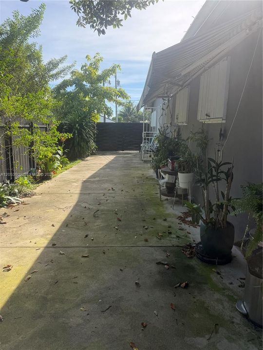 Concrete side on 440 sw 81 ave