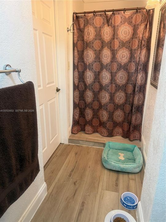 2nd bathroom for 440 sw 81 ave miami fl