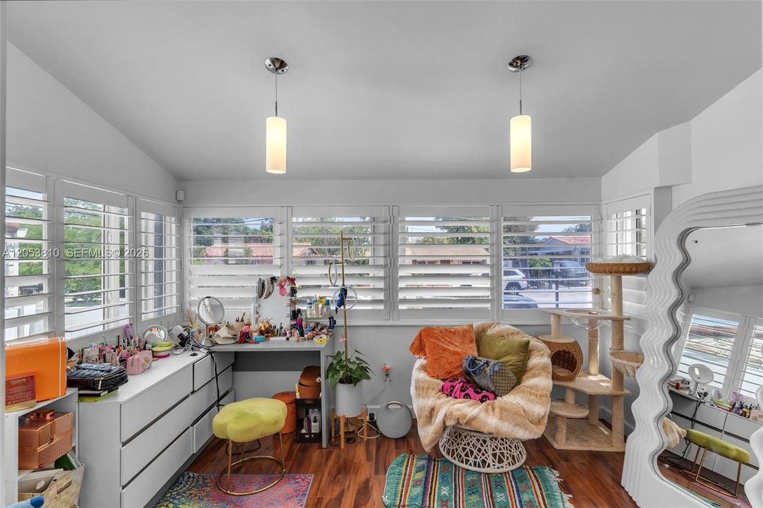 For Rent: $3,500 (2 beds, 1 baths, 1122 Square Feet)