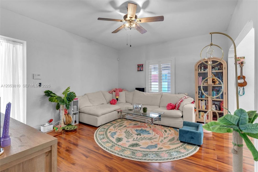 For Rent: $3,500 (2 beds, 1 baths, 1122 Square Feet)