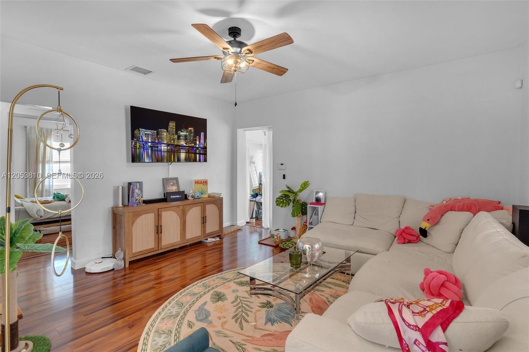 For Rent: $3,500 (2 beds, 1 baths, 1122 Square Feet)