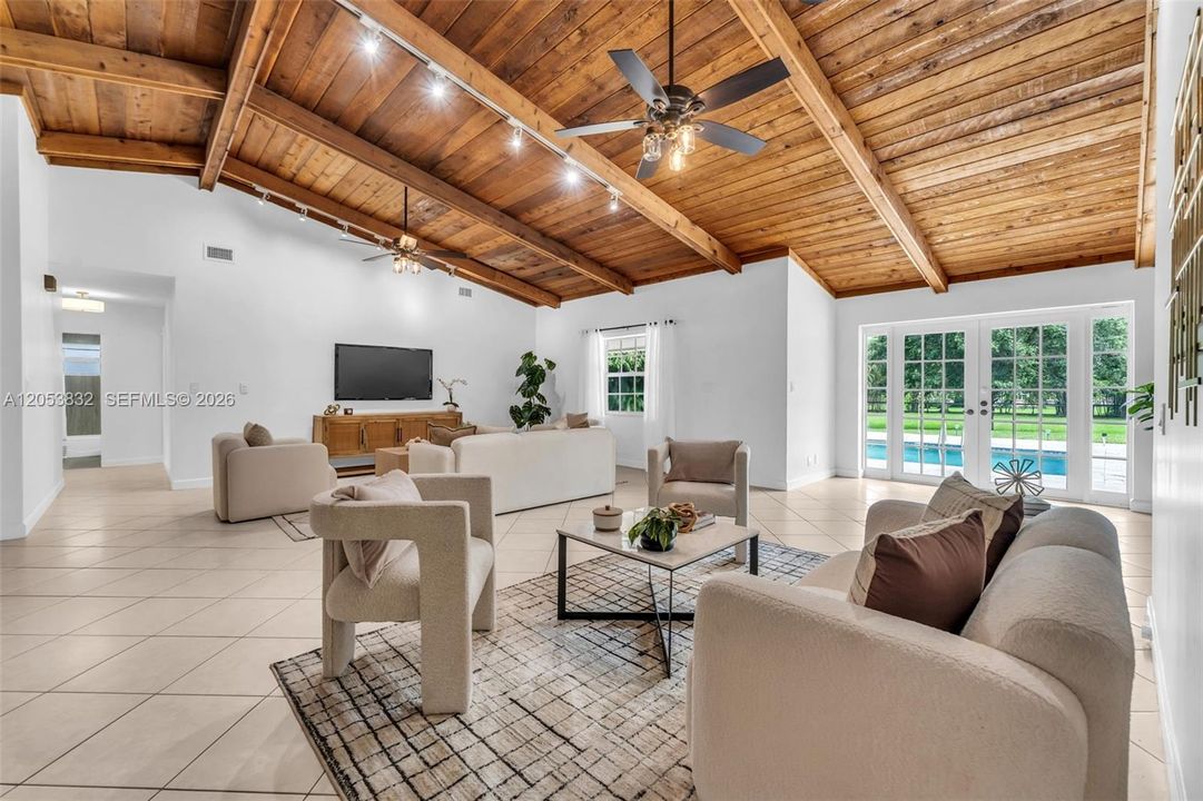 En Venta: $1,249,000 (3 camas, 2 baños, 2083 Pies cuadrados)