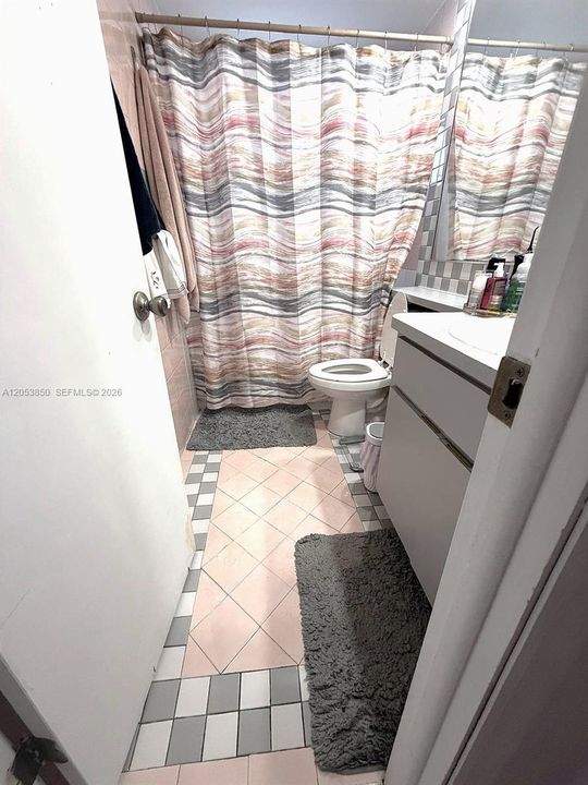 For Rent: $2,050 (2 beds, 1 baths, 804 Square Feet)