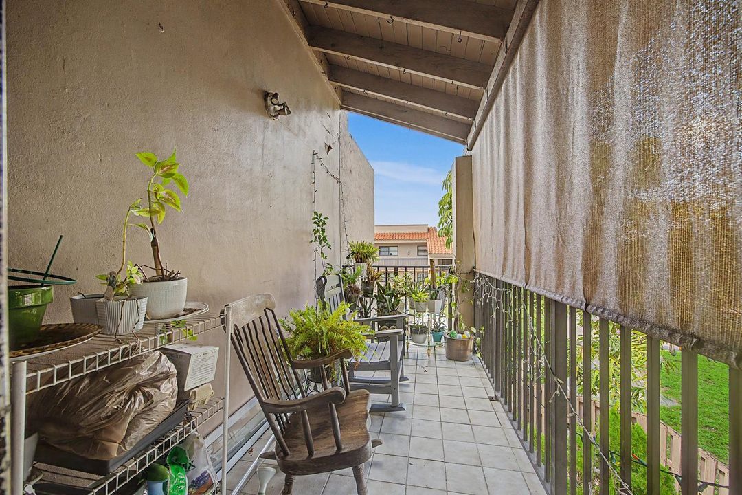 Jessica house pic 9-Balcony