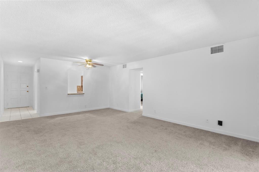 7556.dining room area