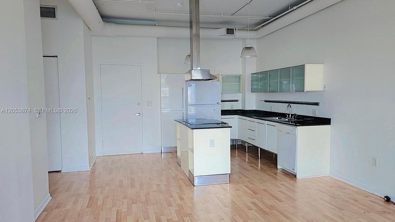 На продажу: $380,000 (2 спален, 1 ванн, 867 Квадратных фут)