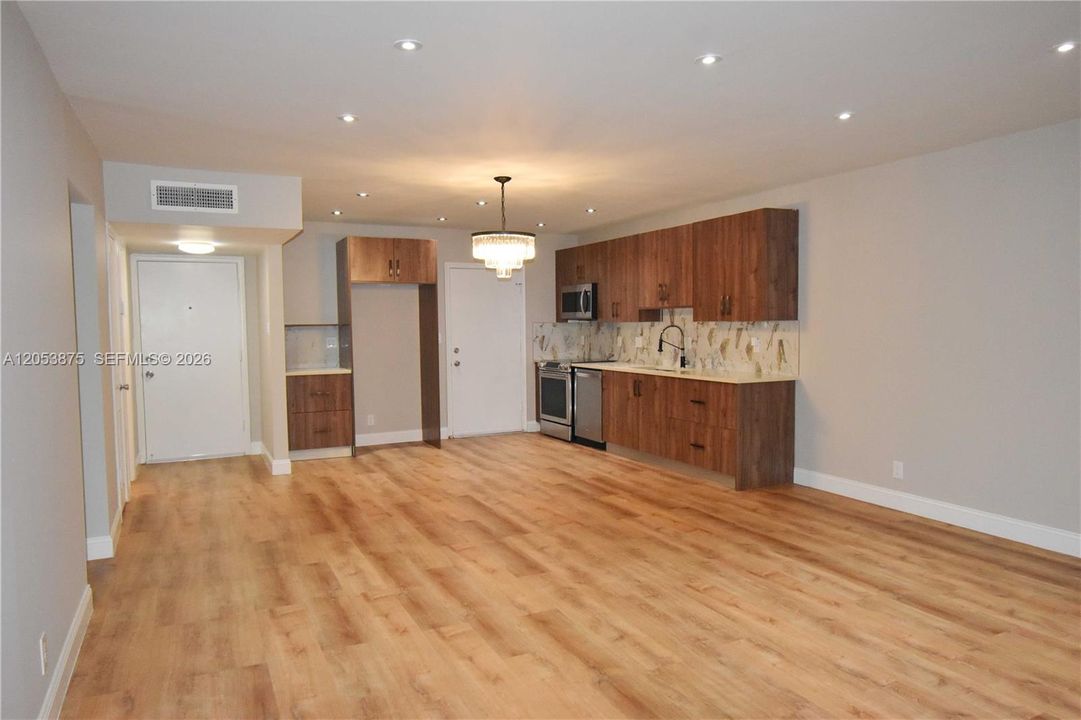 For Sale: $105,000 (1 beds, 1 baths, 928 Square Feet)