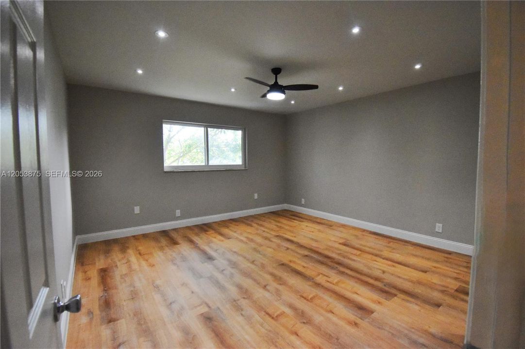 For Sale: $105,000 (1 beds, 1 baths, 928 Square Feet)