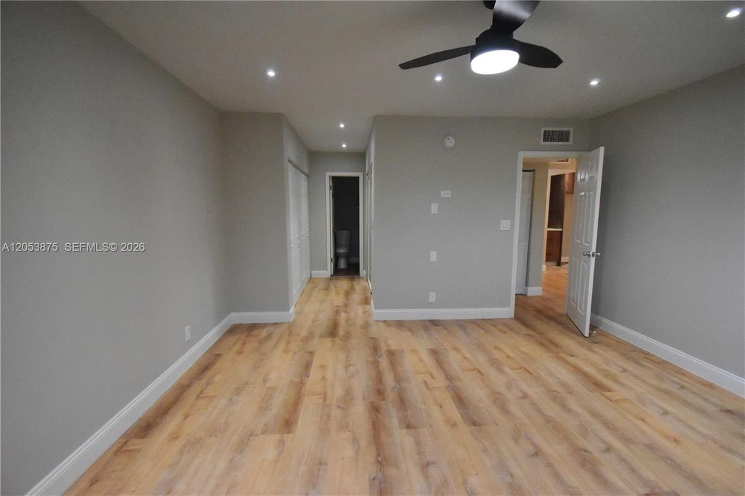 For Sale: $105,000 (1 beds, 1 baths, 928 Square Feet)