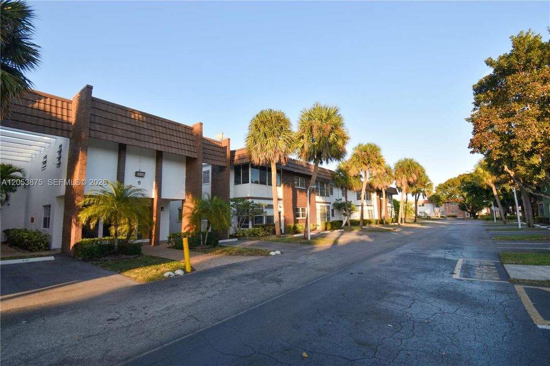 For Sale: $105,000 (1 beds, 1 baths, 928 Square Feet)
