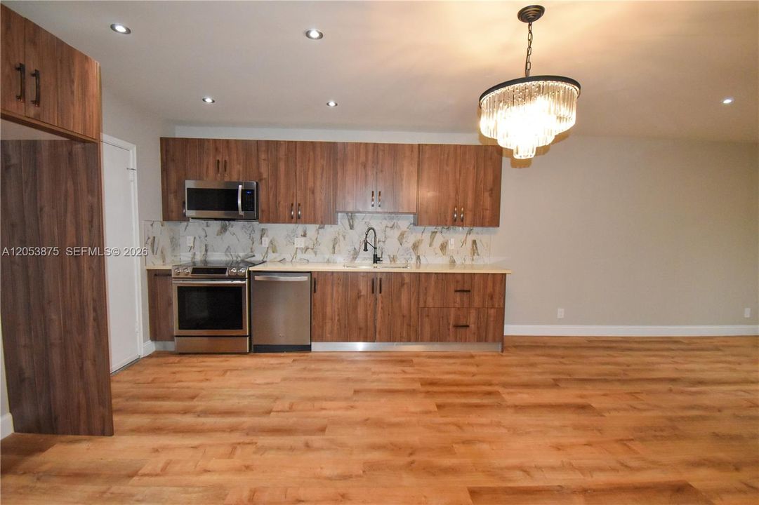 For Sale: $105,000 (1 beds, 1 baths, 928 Square Feet)