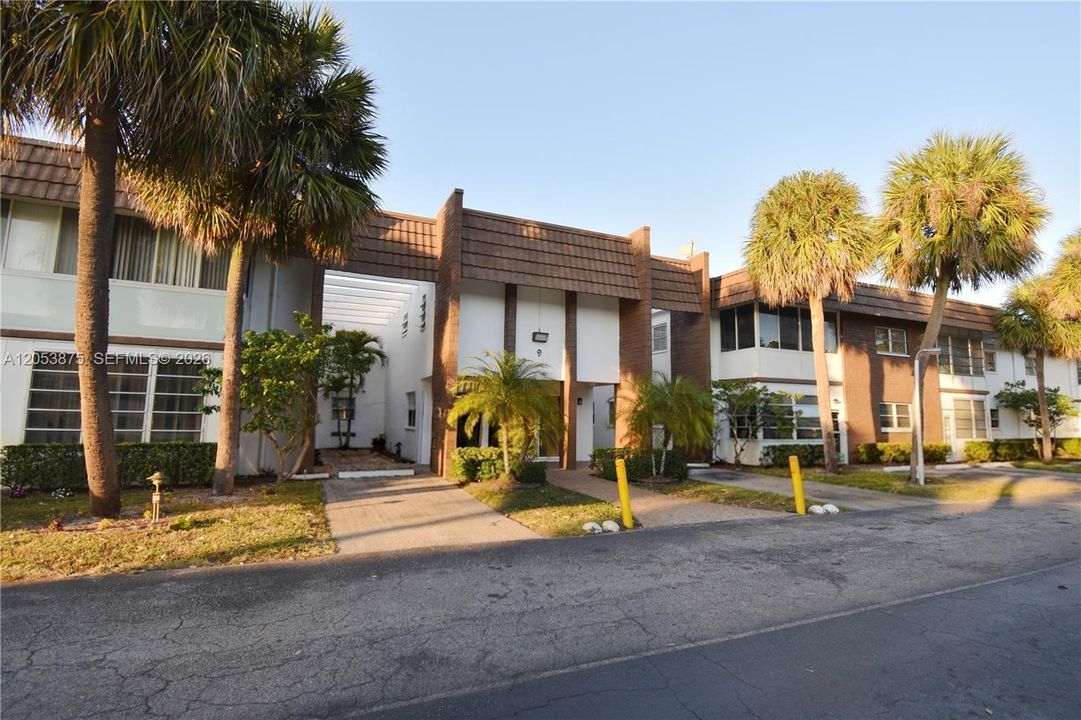 For Sale: $105,000 (1 beds, 1 baths, 928 Square Feet)