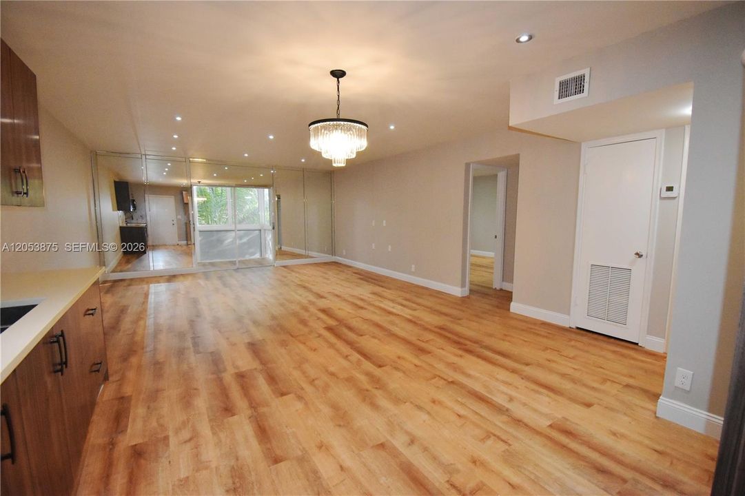 For Sale: $105,000 (1 beds, 1 baths, 928 Square Feet)