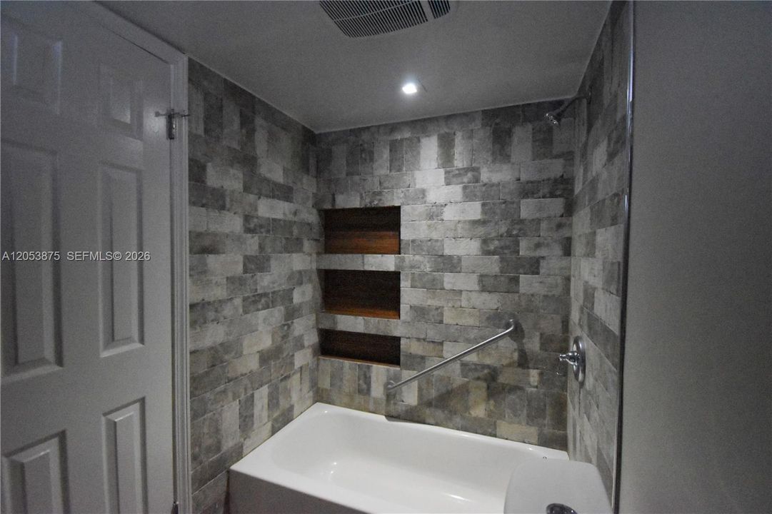 For Sale: $105,000 (1 beds, 1 baths, 928 Square Feet)