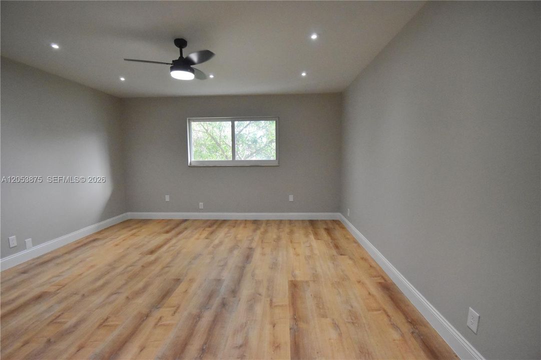For Sale: $105,000 (1 beds, 1 baths, 928 Square Feet)